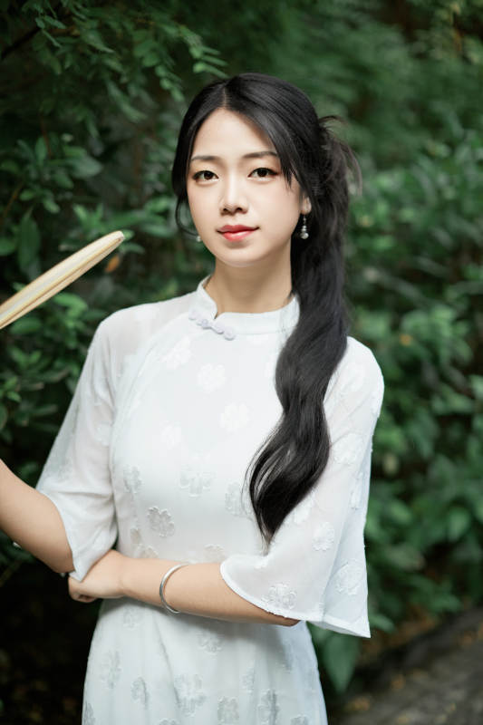 穿着民国风格旗袍的美女在古城游玩图片