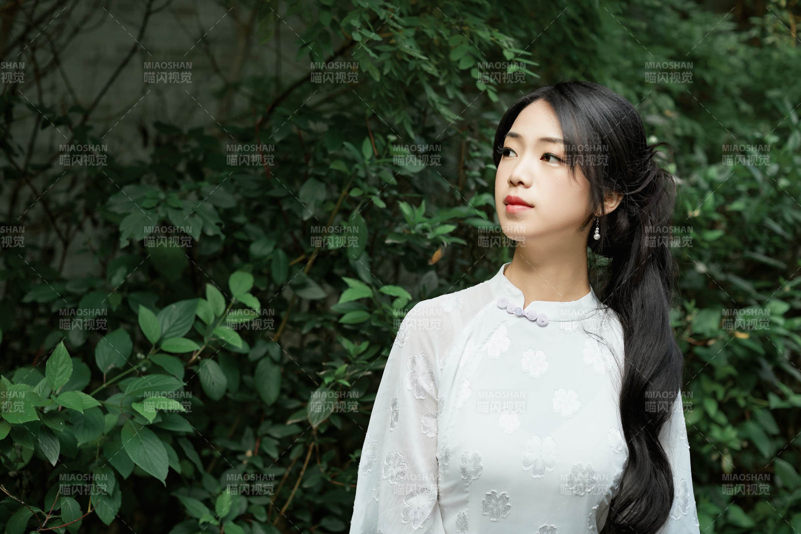 穿着民国风格旗袍的美女在古城游玩图片