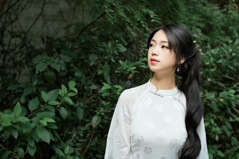 穿着民国风格旗袍的美女在古城游玩图片