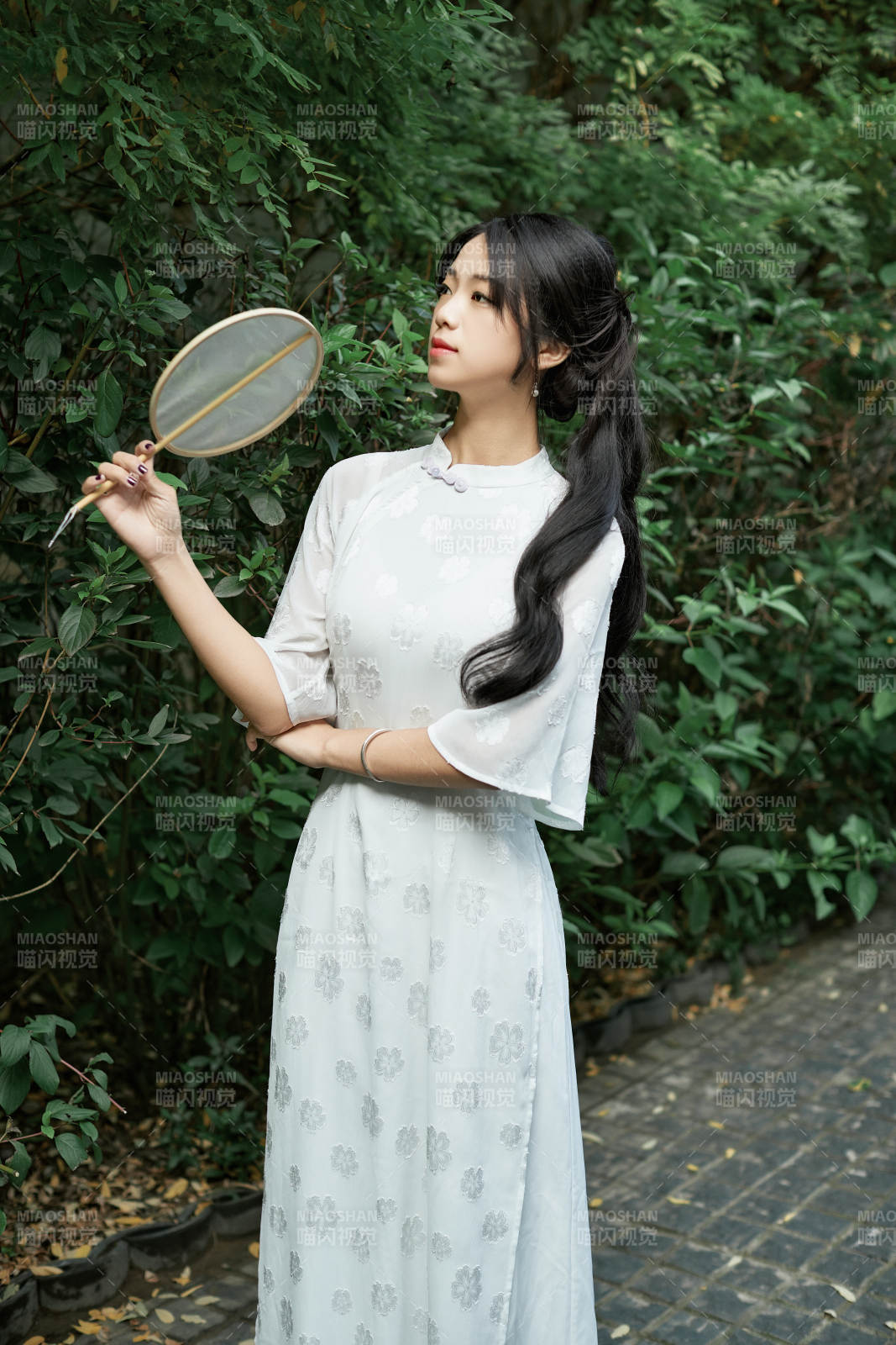 穿着民国风格旗袍的美女在古城游玩图片