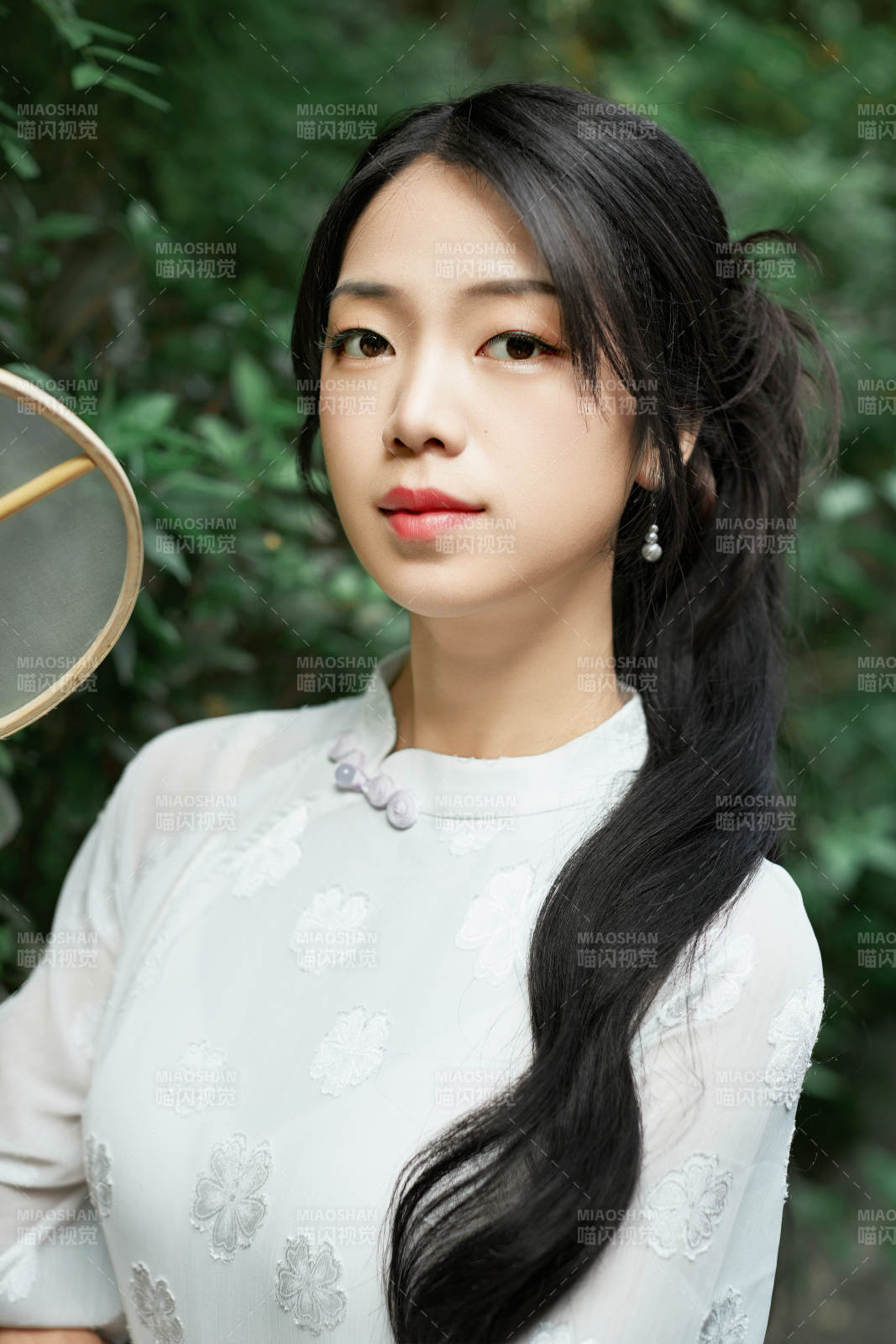 穿着民国风格旗袍的美女在古城游玩图片