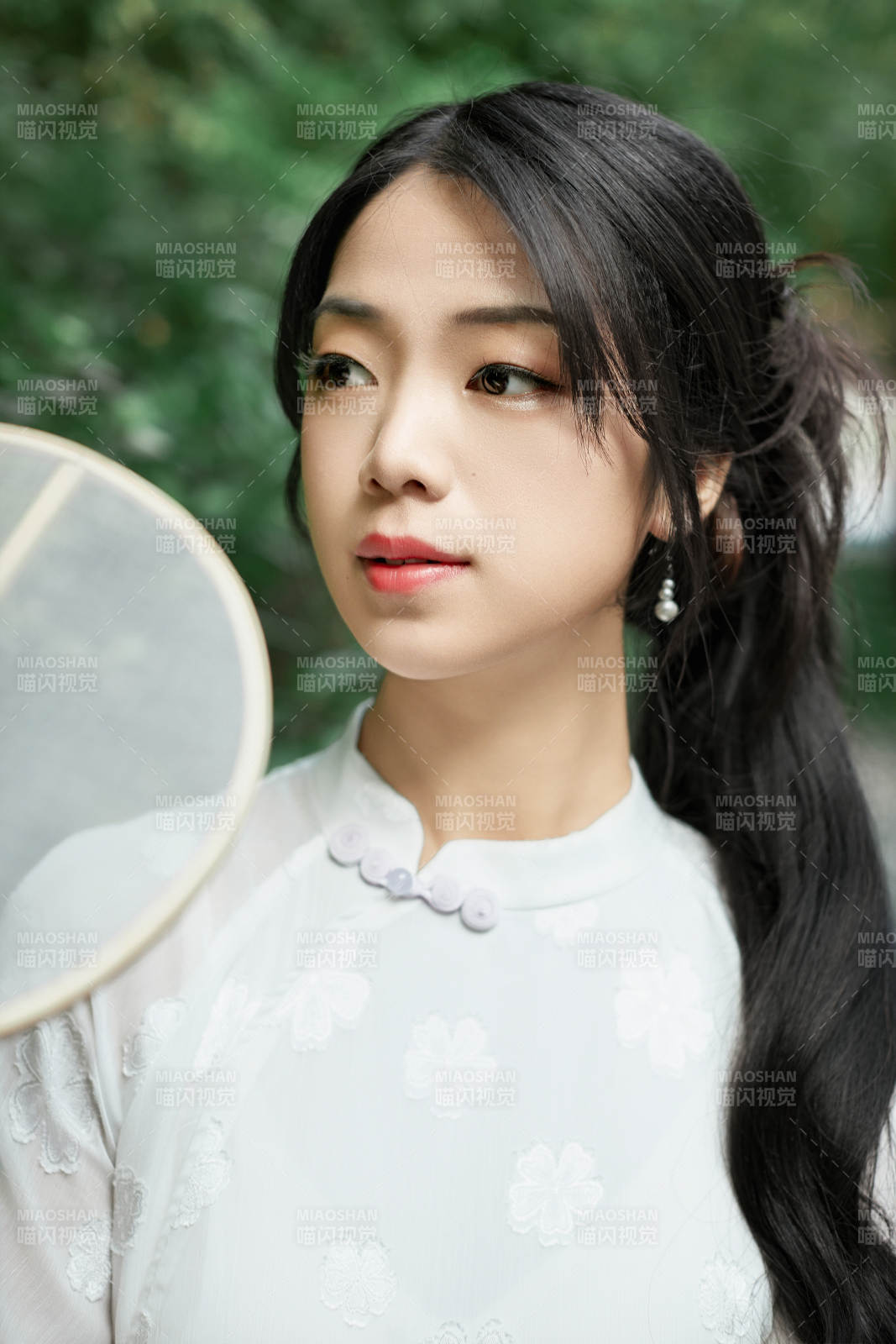 穿着民国风格旗袍的美女在古城游玩图片