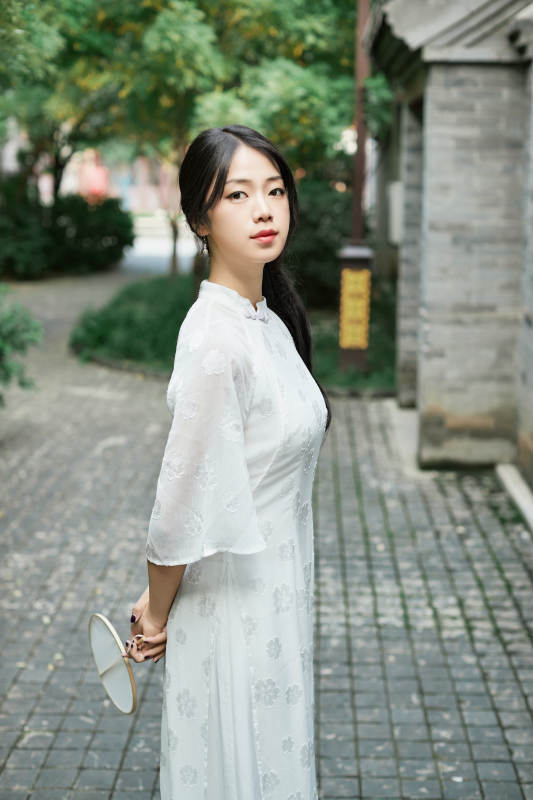 穿着民国风格旗袍的美女在古城游玩图片