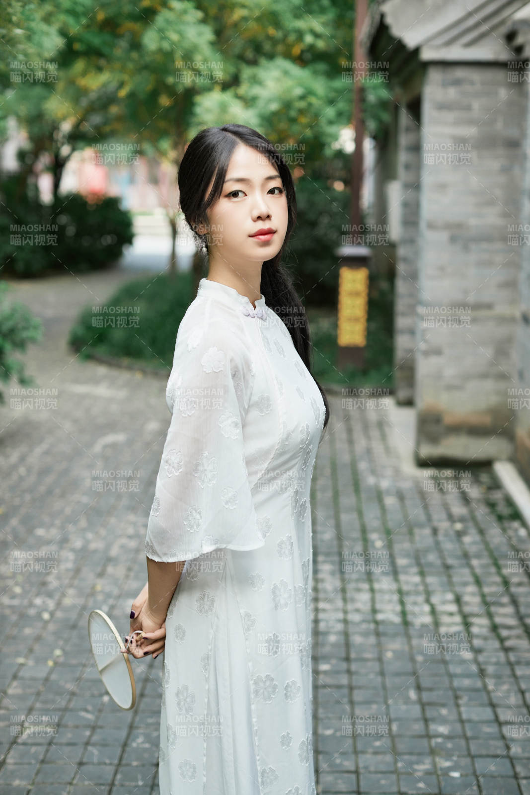 穿着民国风格旗袍的美女在古城游玩图片