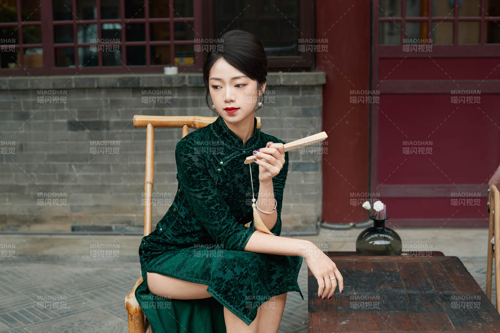 坐在中式庭院里身穿复古旗袍的亚洲女性图片