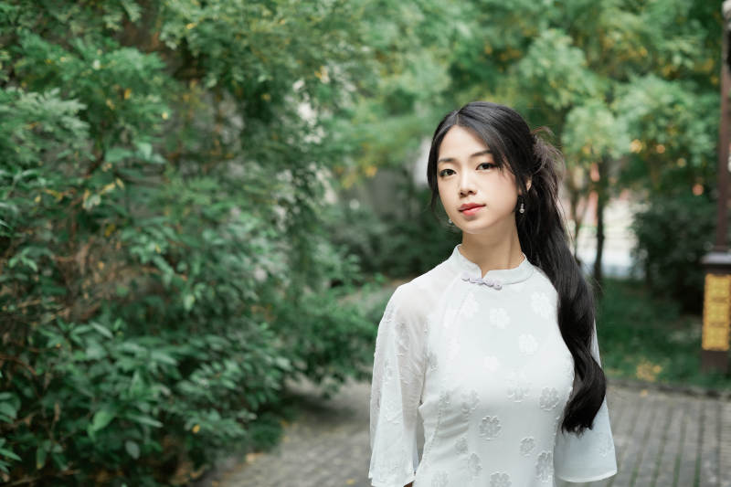 穿着民国风格旗袍的美女在古城游玩图片