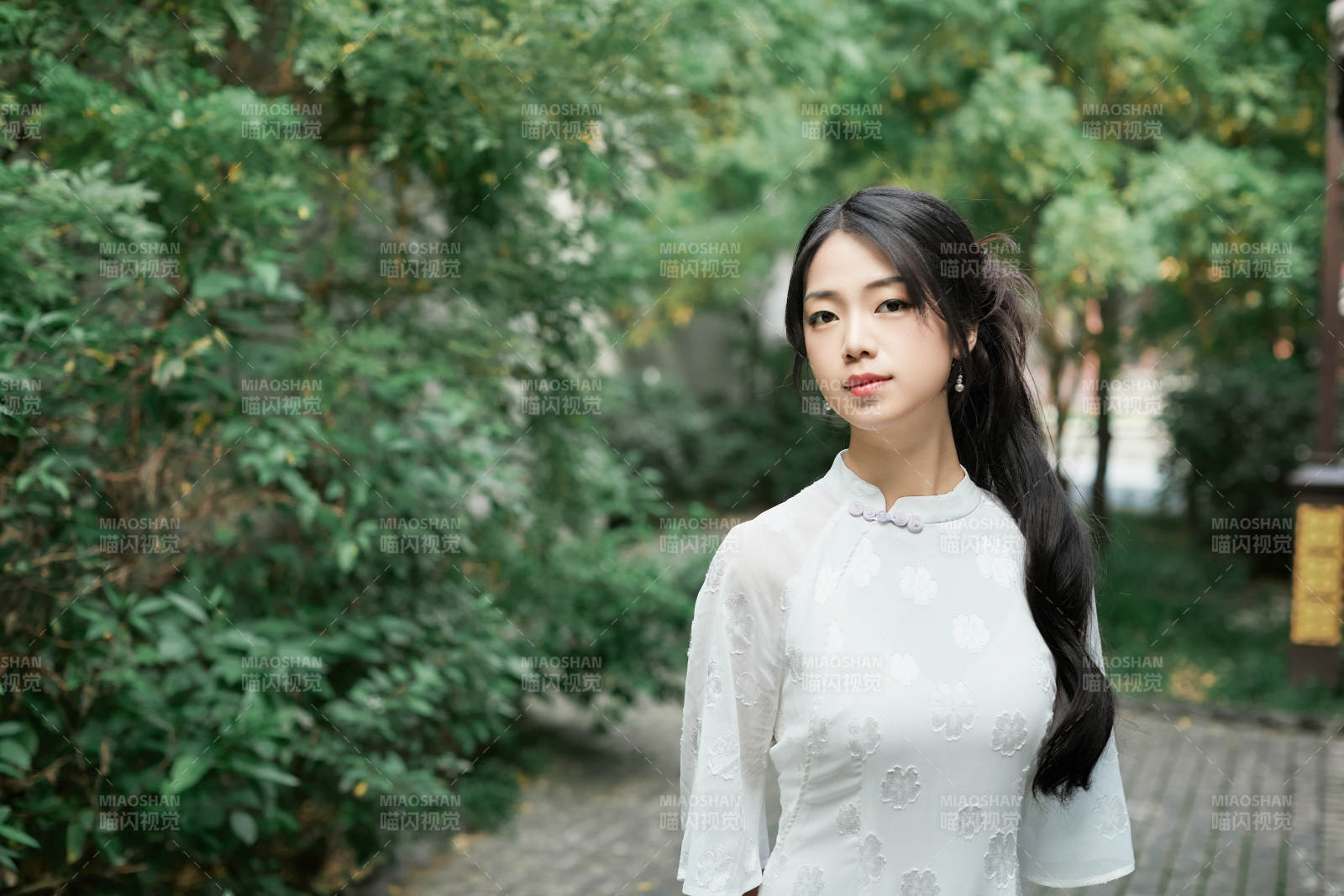 穿着民国风格旗袍的美女在古城游玩图片