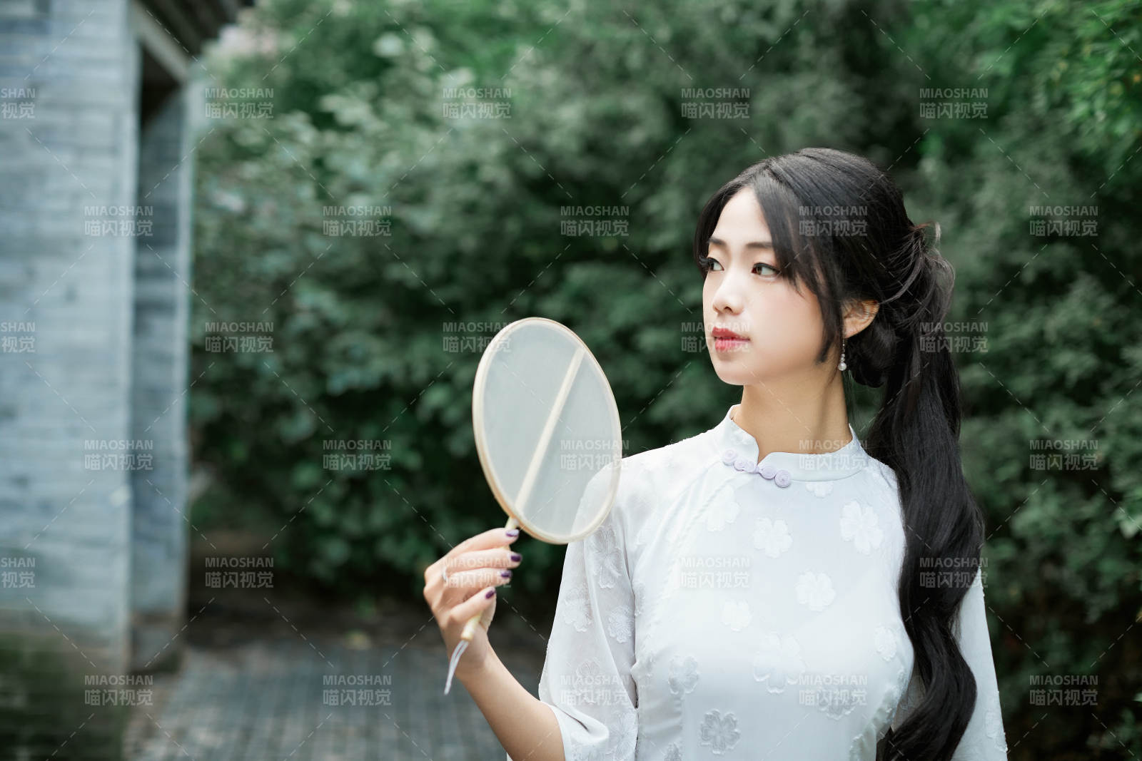 穿着民国风格旗袍的美女在古城游玩图片