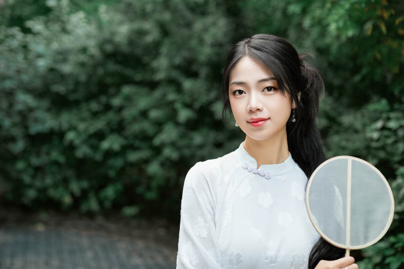 穿着民国风格旗袍的美女在古城游玩图片