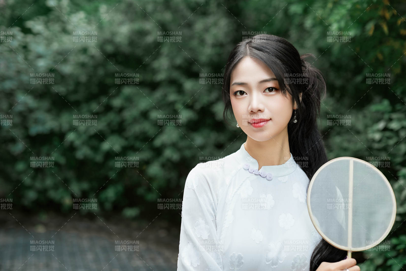 穿着民国风格旗袍的美女在古城游玩图片