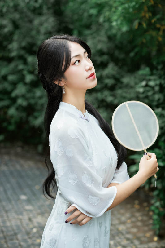 穿着民国风格旗袍的美女在古城游玩图片