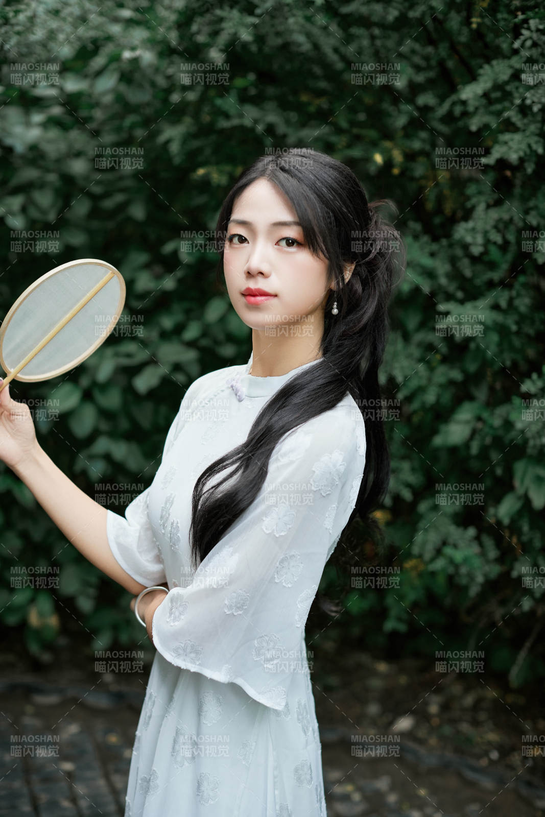 穿着民国风格旗袍的美女在古城游玩图片