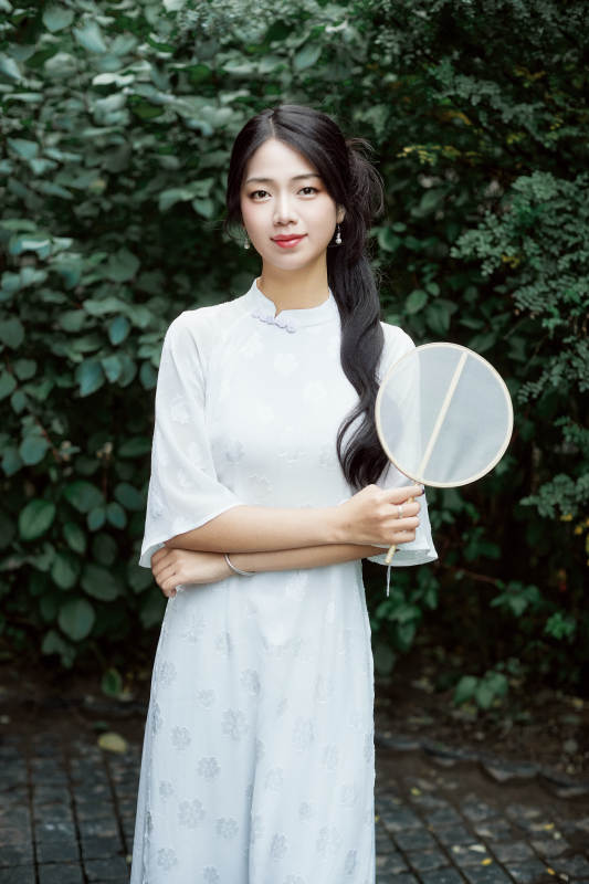 穿着民国风格旗袍的美女在古城游玩图片