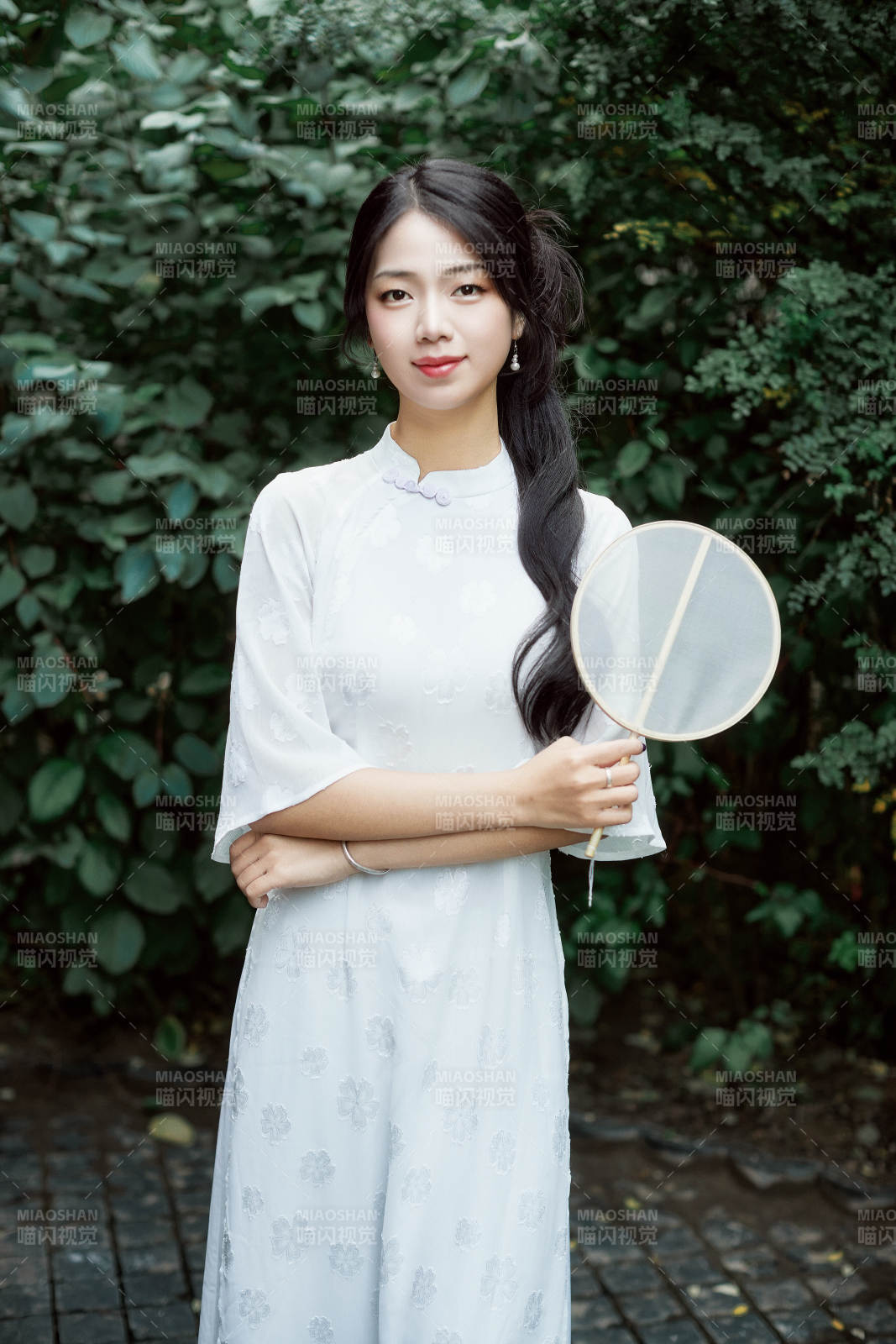 穿着民国风格旗袍的美女在古城游玩图片