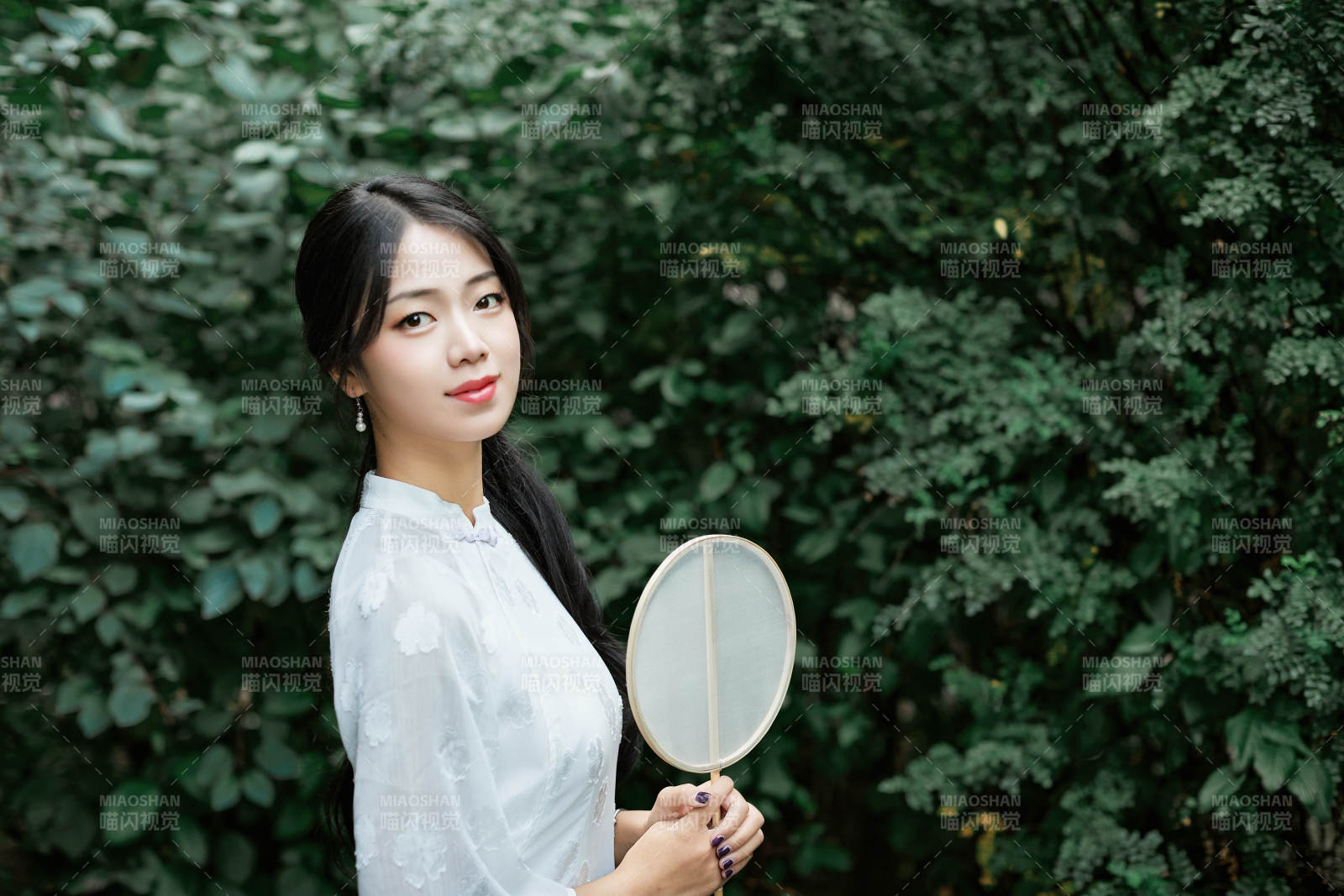 穿着民国风格旗袍的美女在古城游玩图片