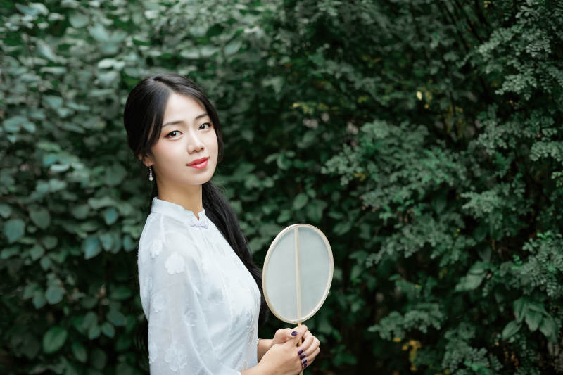 穿着民国风格旗袍的美女在古城游玩图片