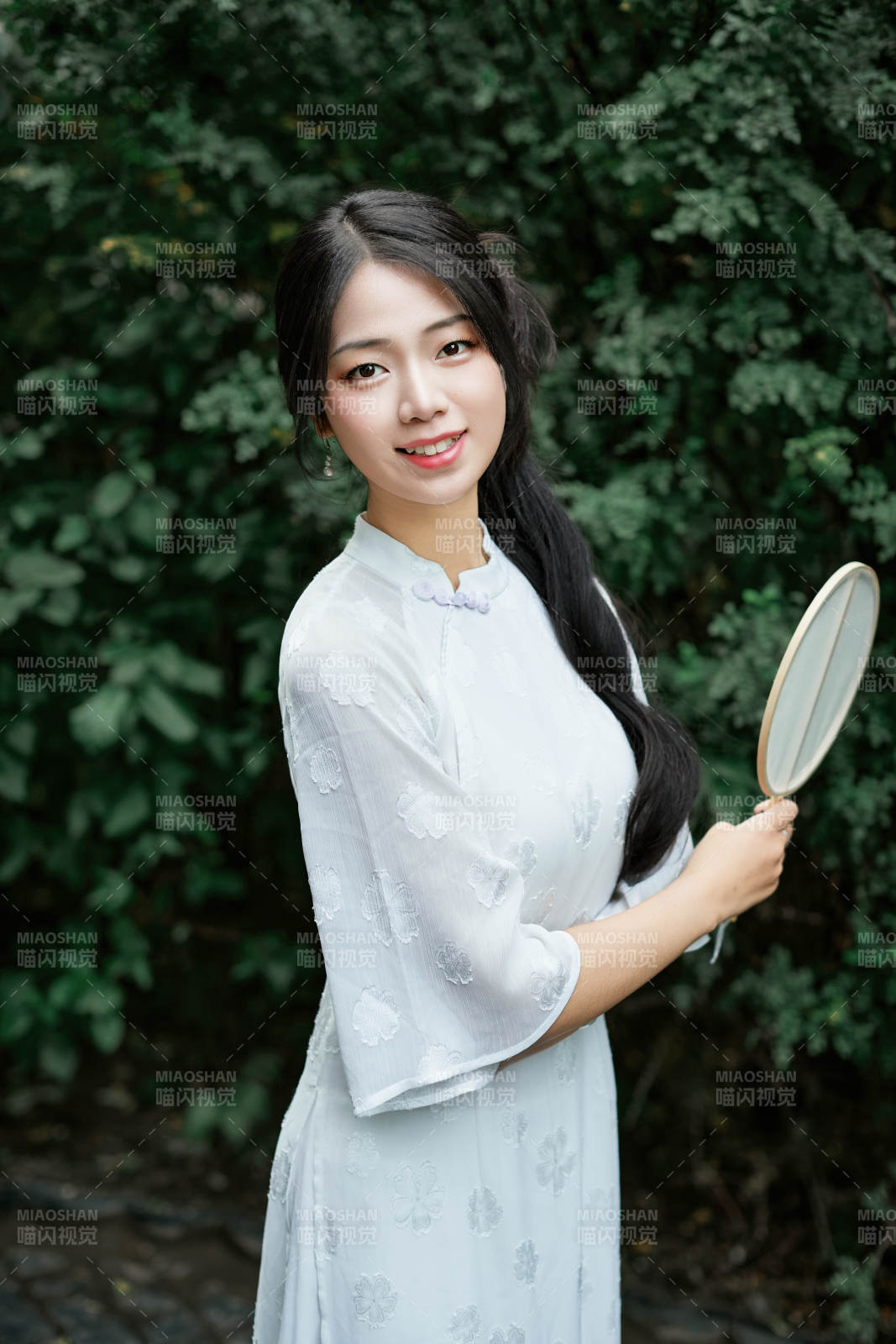 穿着民国风格旗袍的美女在古城游玩图片