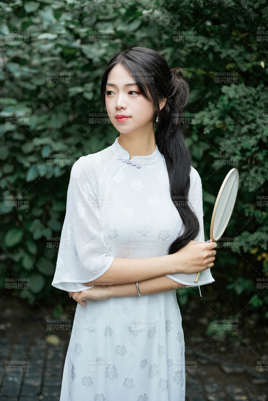 穿着民国风格旗袍的美女在古城游玩图片