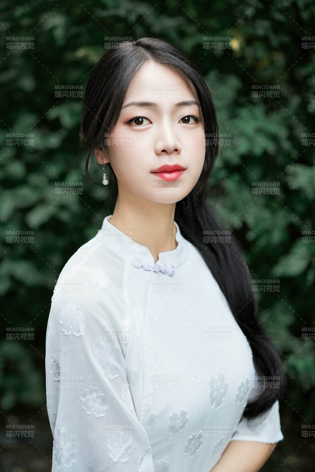 穿着民国风格旗袍的美女在古城游玩图片