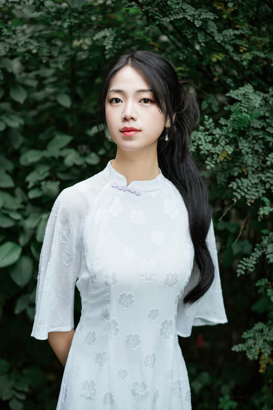 穿着民国风格旗袍的美女在古城游玩图片