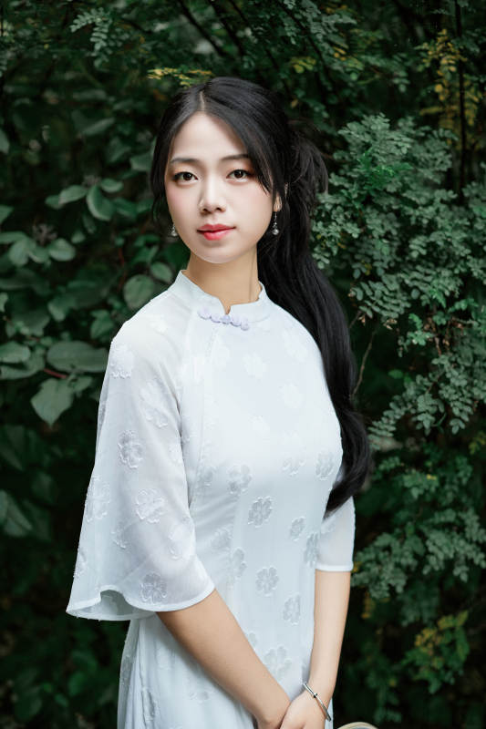 穿着民国风格旗袍的美女在古城游玩图片