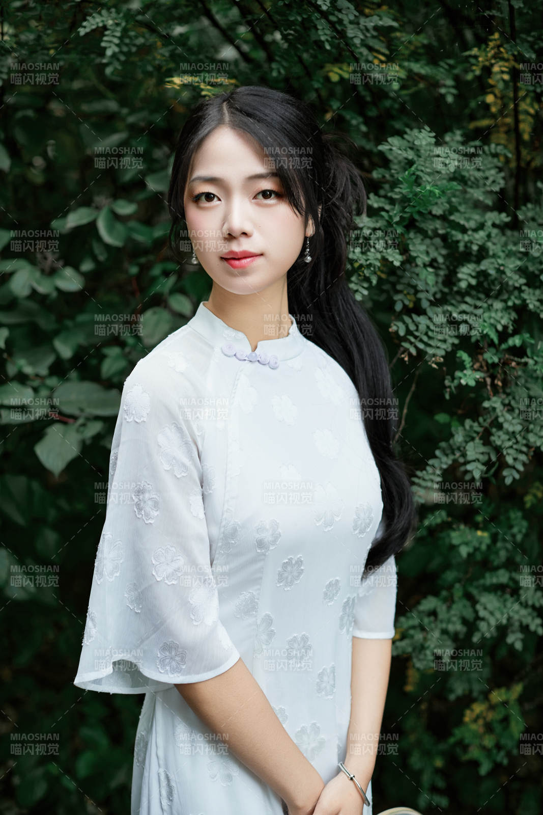 穿着民国风格旗袍的美女在古城游玩图片