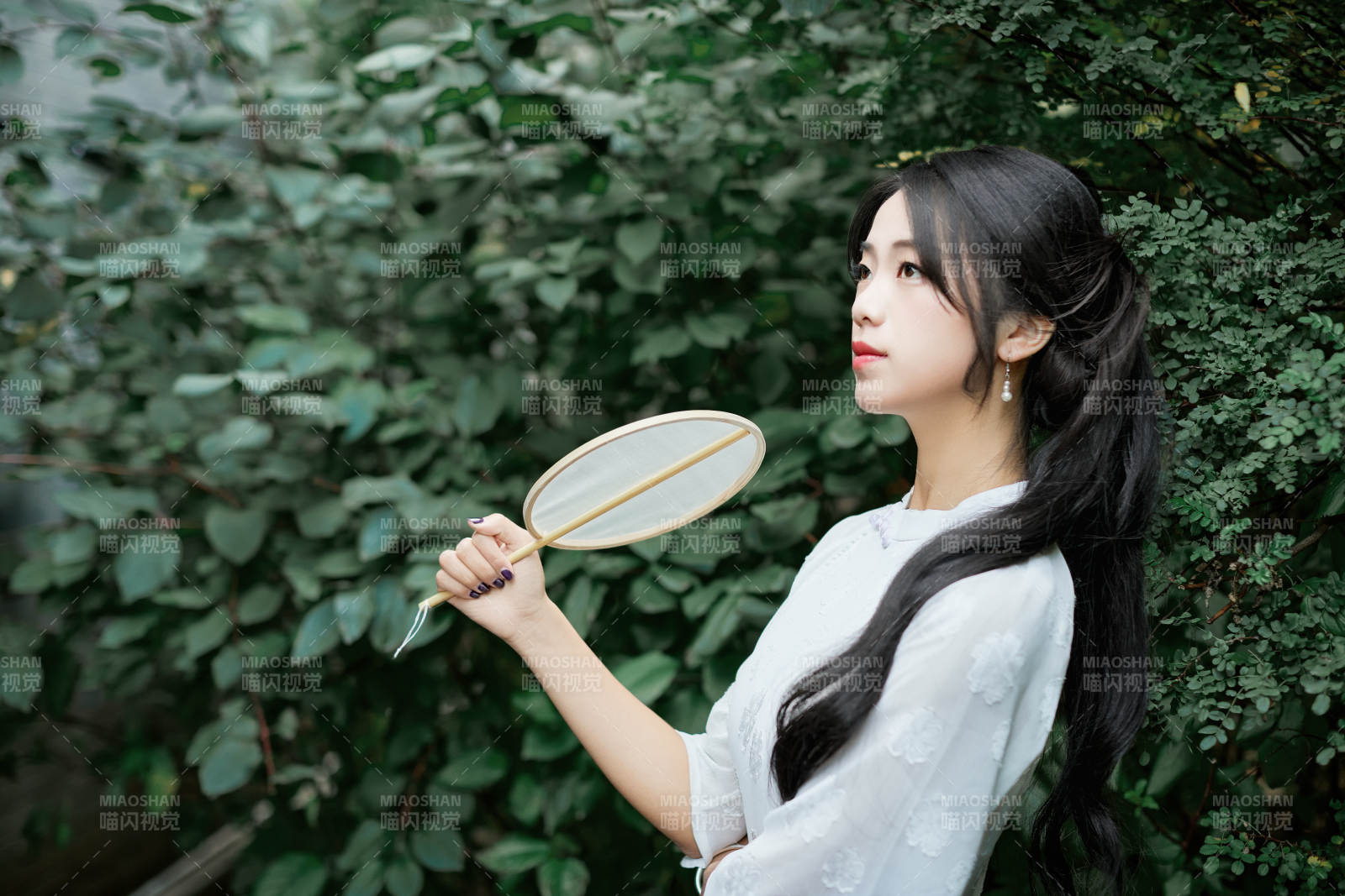 穿着民国风格旗袍的美女在古城游玩图片