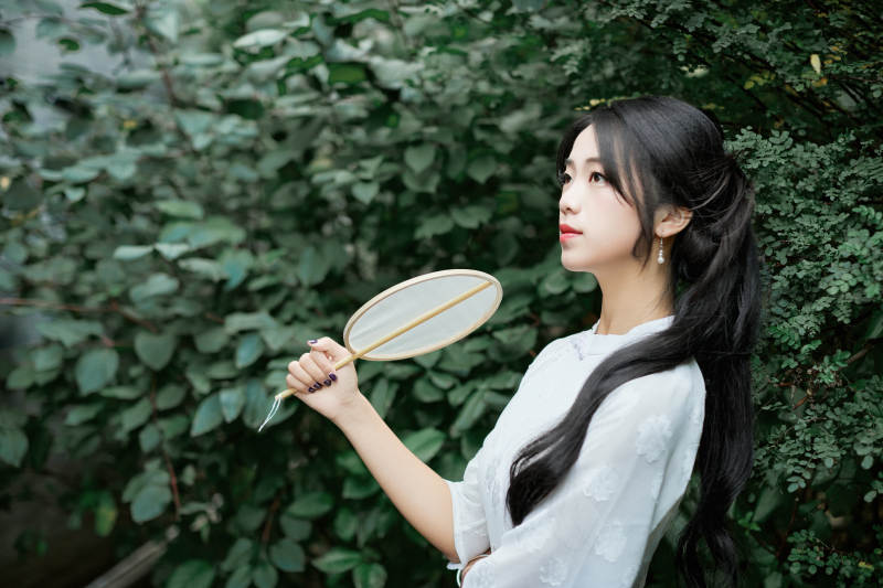 穿着民国风格旗袍的美女在古城游玩图片