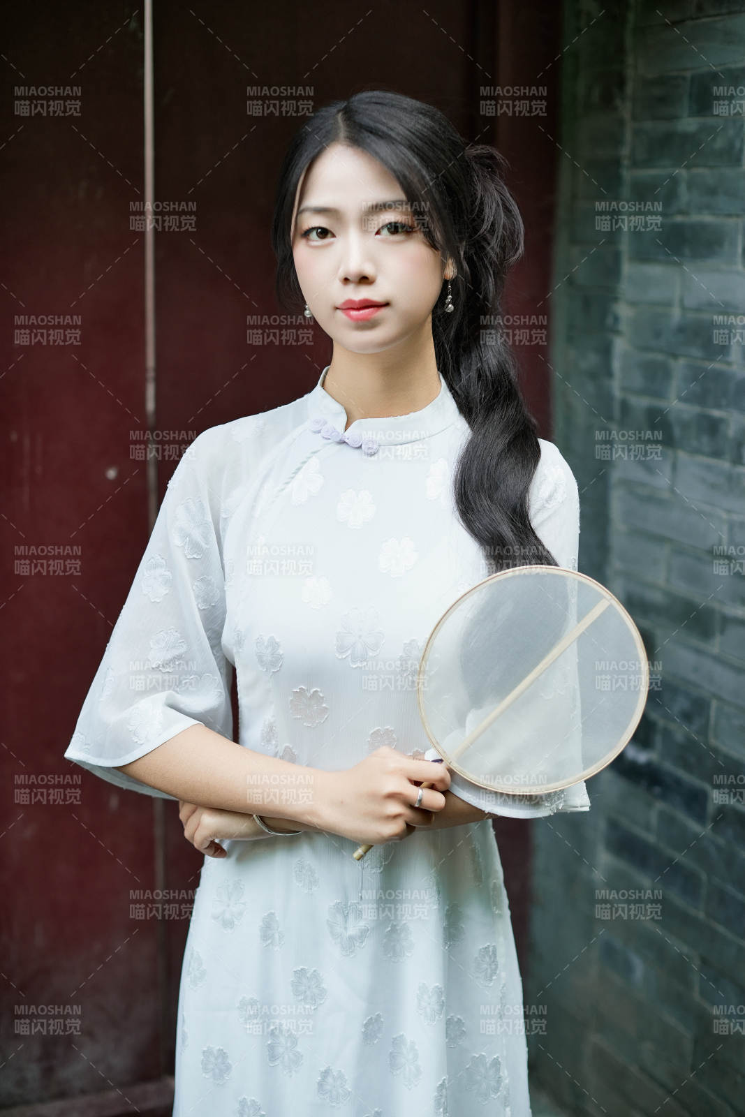 穿着民国风格旗袍的美女在古城游玩图片