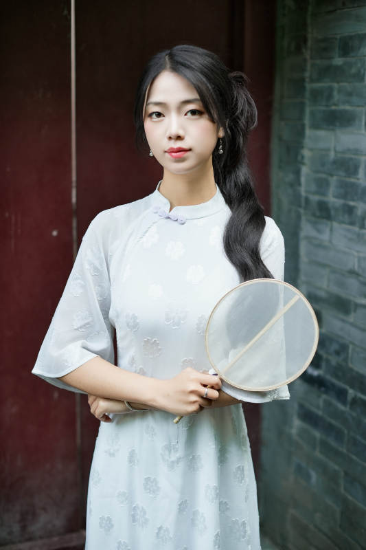 穿着民国风格旗袍的美女在古城游玩图片