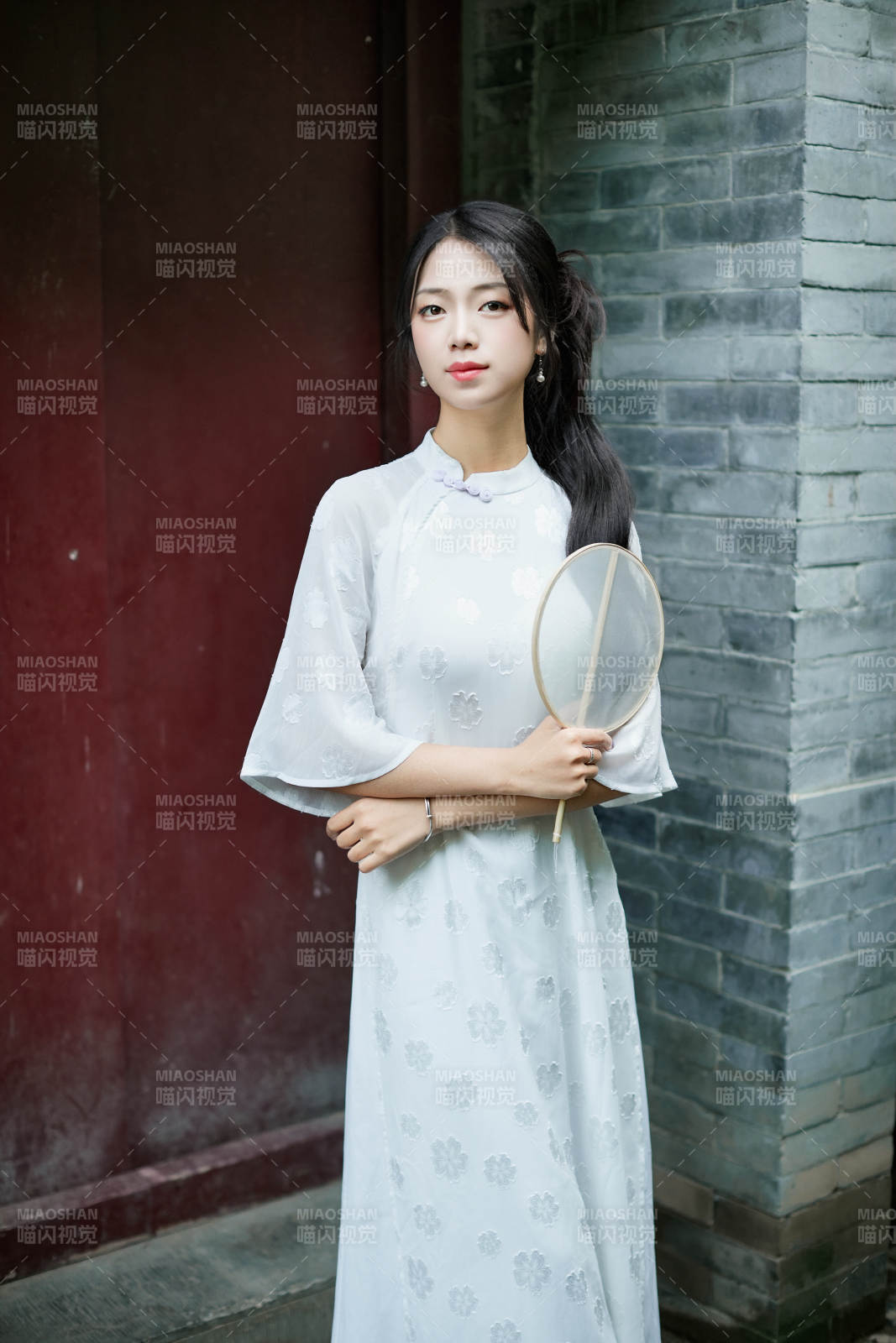 穿着民国风格旗袍的美女在古城游玩图片