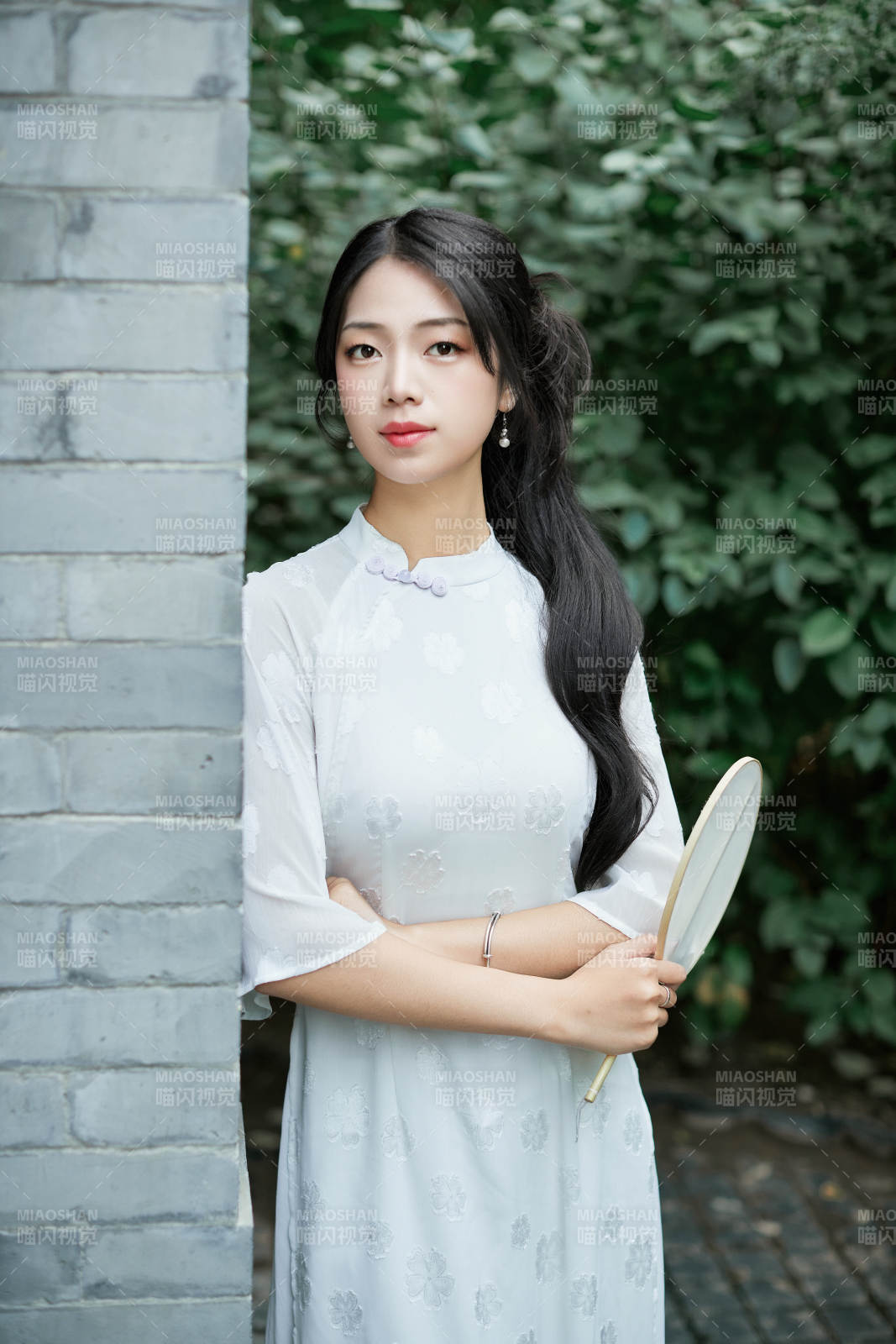 穿着民国风格旗袍的美女在古城游玩图片