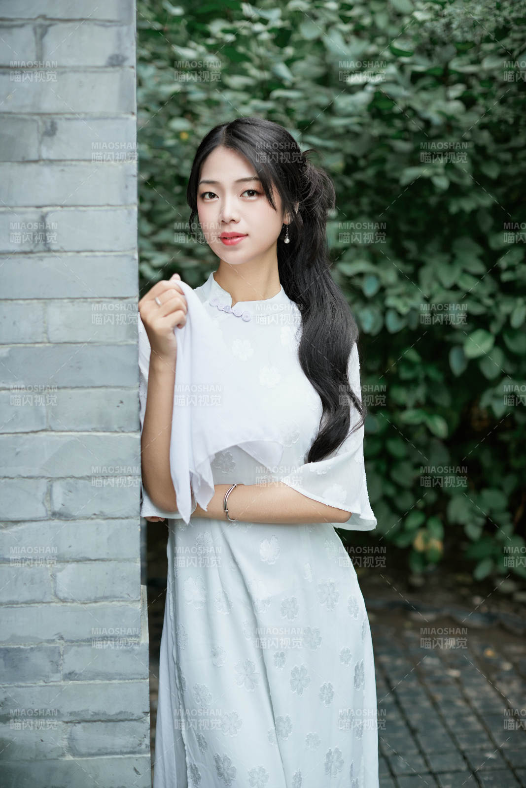 穿着民国风格旗袍的美女在古城游玩图片