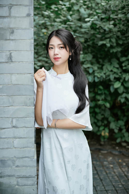 穿着民国风格旗袍的美女在古城游玩图片