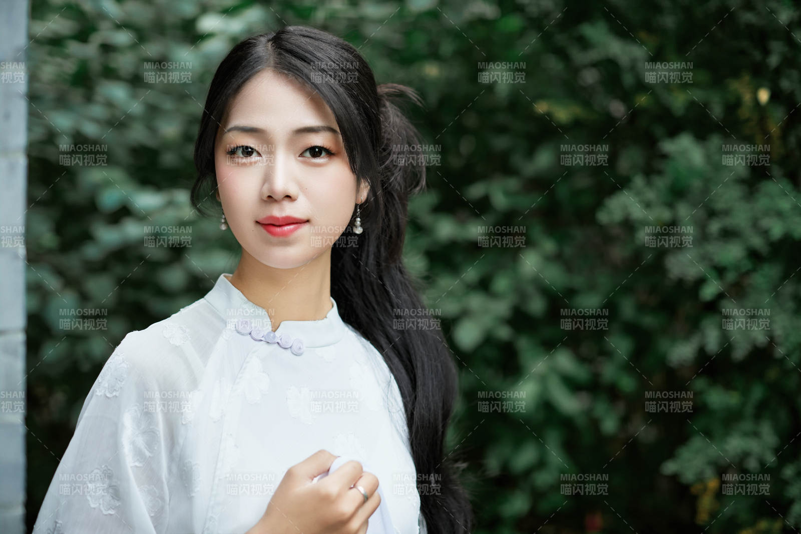 穿着民国风格旗袍的美女在古城游玩图片