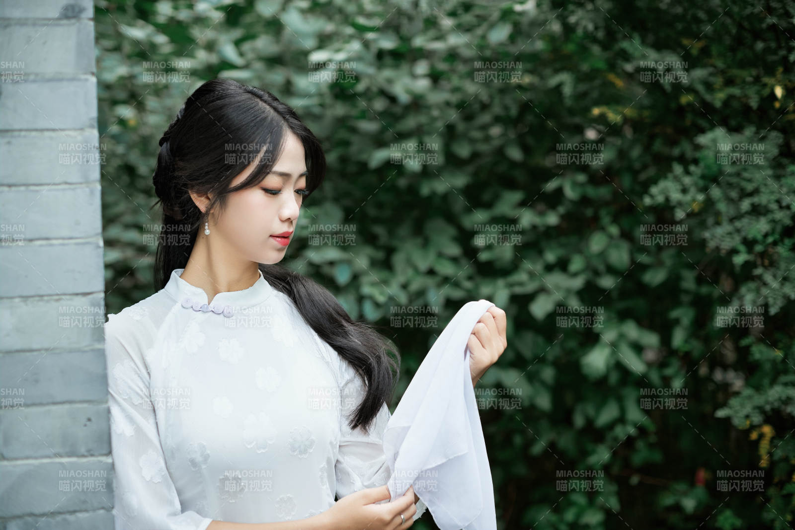 穿着民国风格旗袍的美女在古城游玩图片