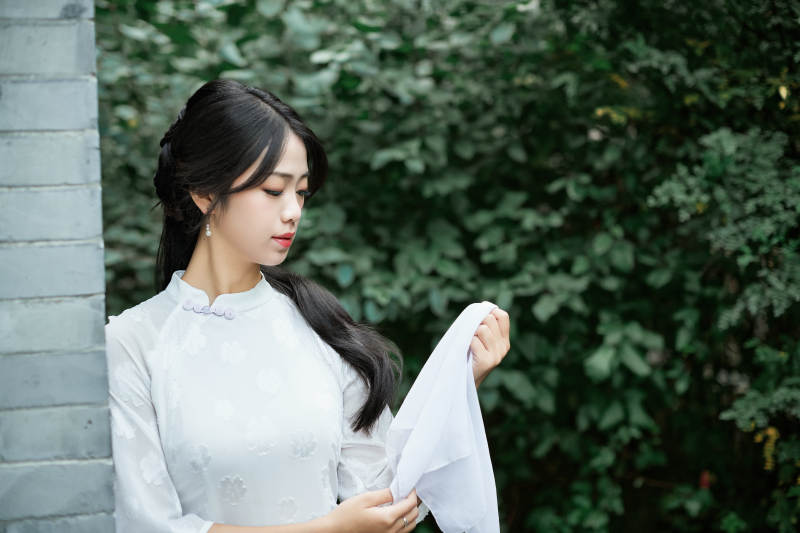 穿着民国风格旗袍的美女在古城游玩图片