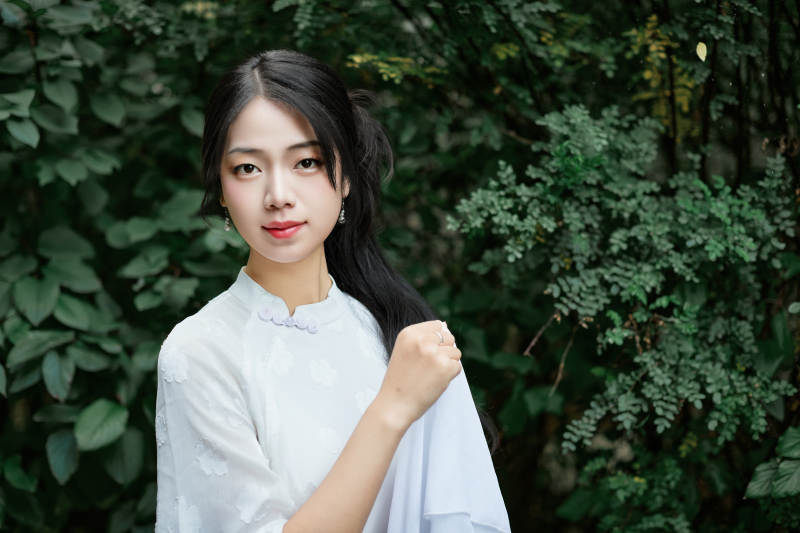 穿着民国风格旗袍的美女在古城游玩图片