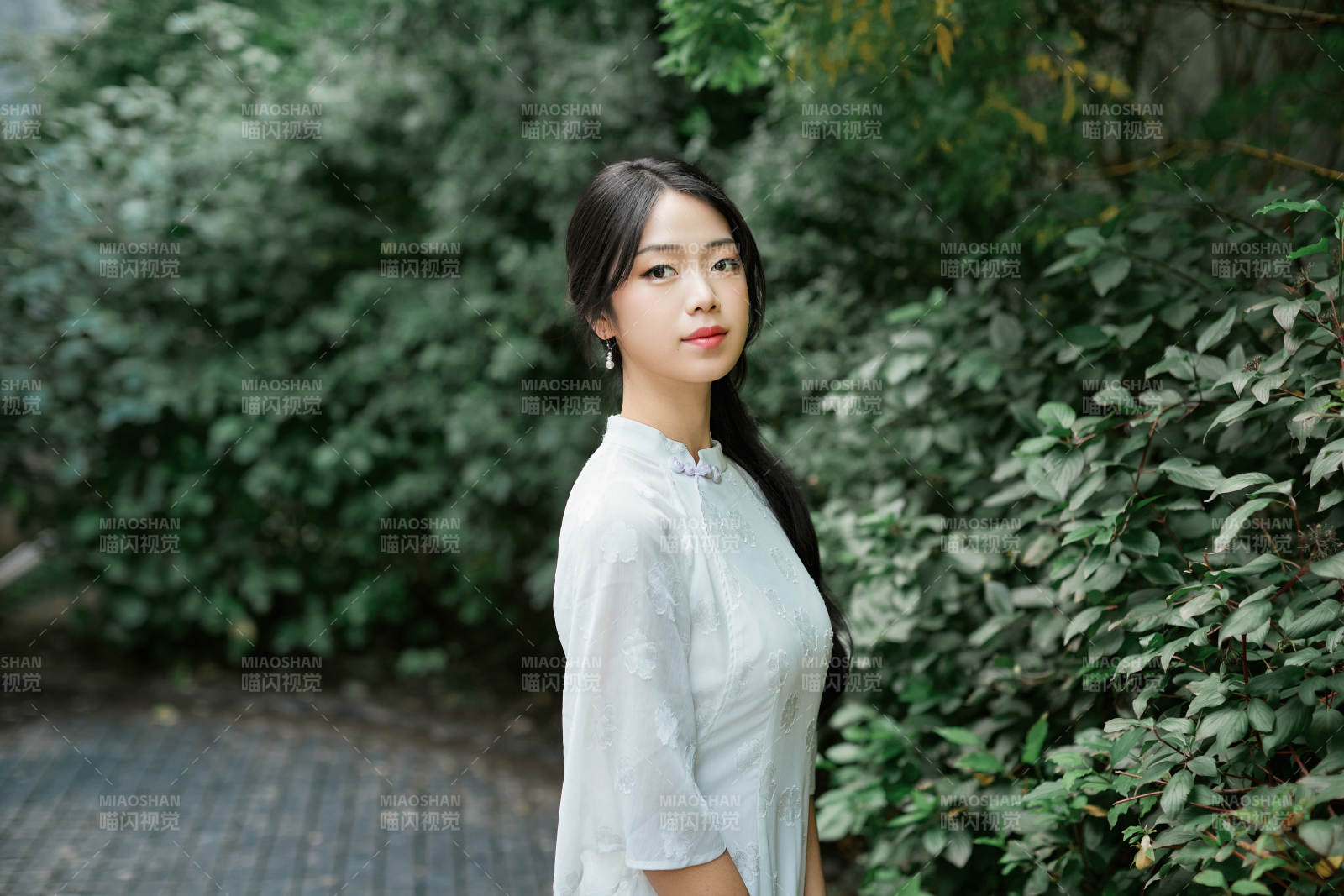 穿着民国风格旗袍的美女在古城游玩图片