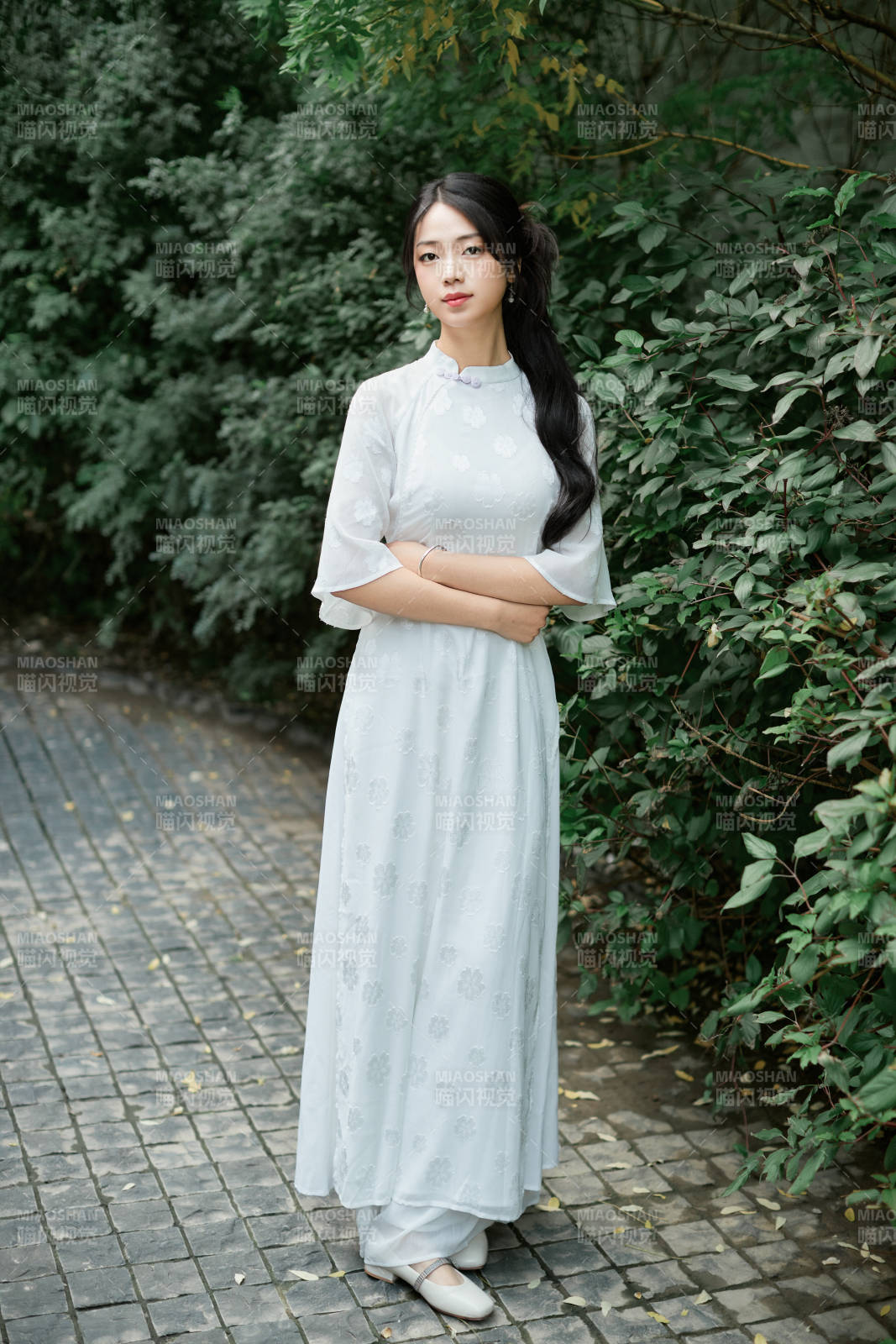 穿着民国风格旗袍的美女在古城游玩图片