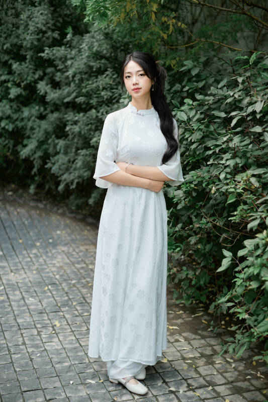 穿着民国风格旗袍的美女在古城游玩图片