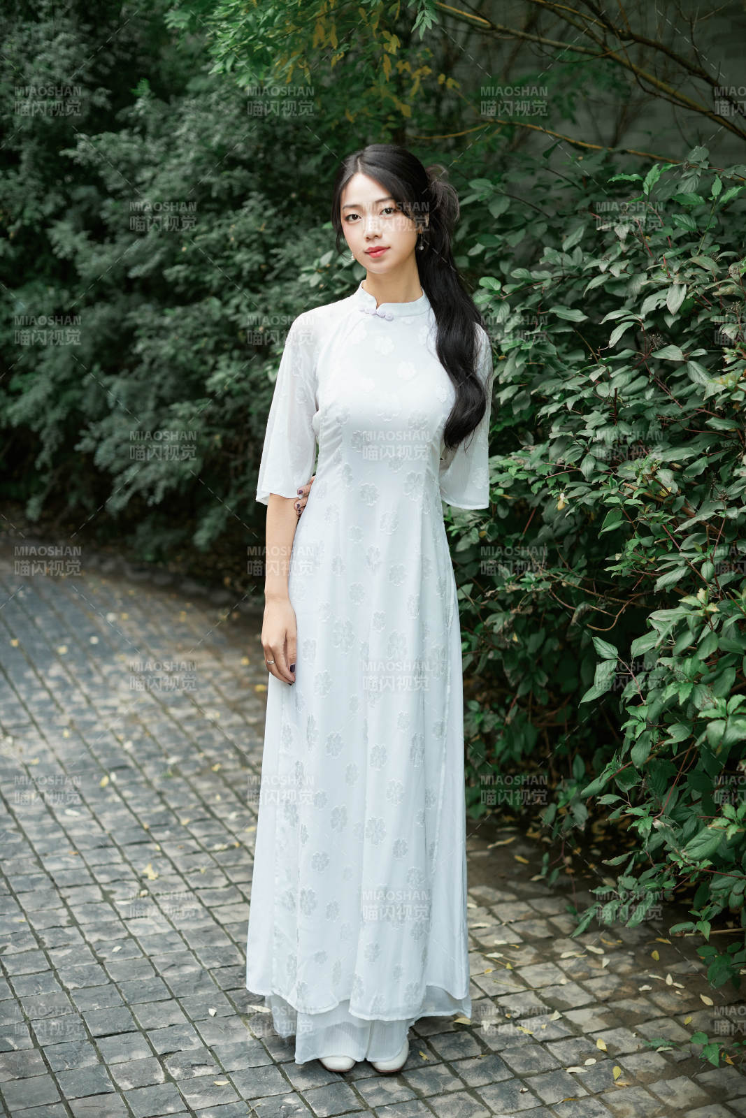 穿着民国风格旗袍的美女在古城游玩图片