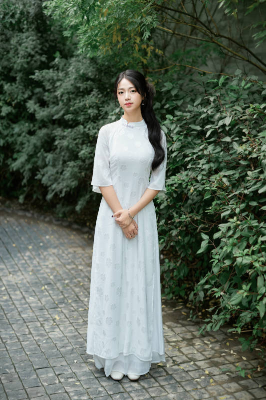 穿着民国风格旗袍的美女在古城游玩图片