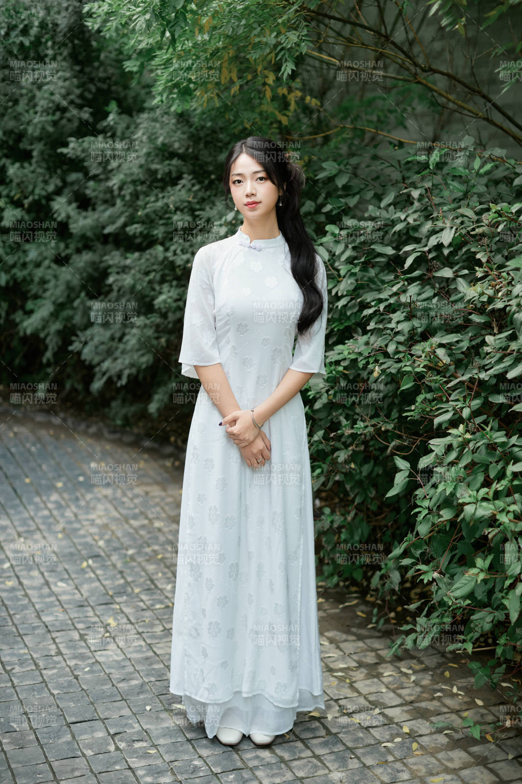 穿着民国风格旗袍的美女在古城游玩图片