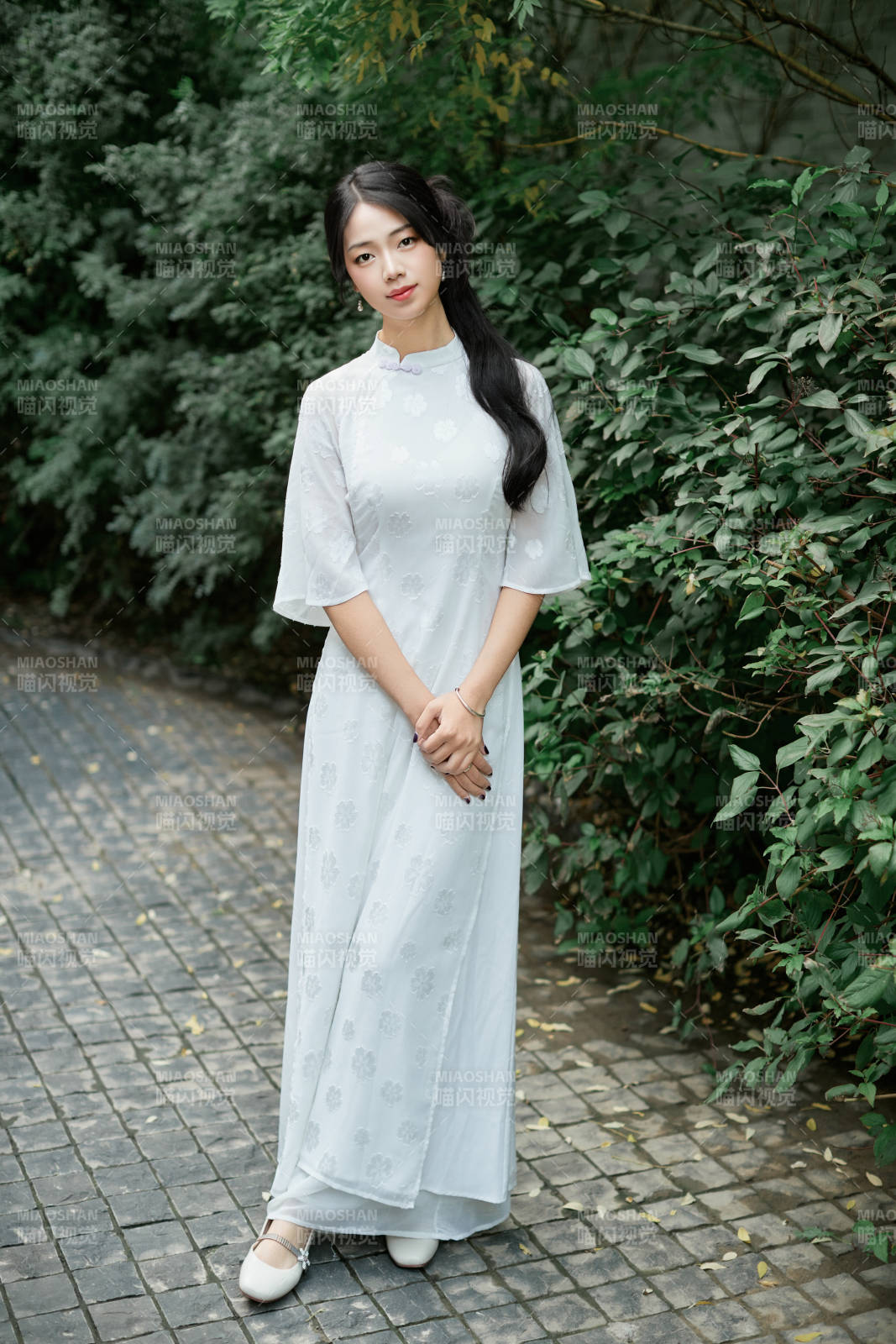 穿着民国风格旗袍的美女在古城游玩图片