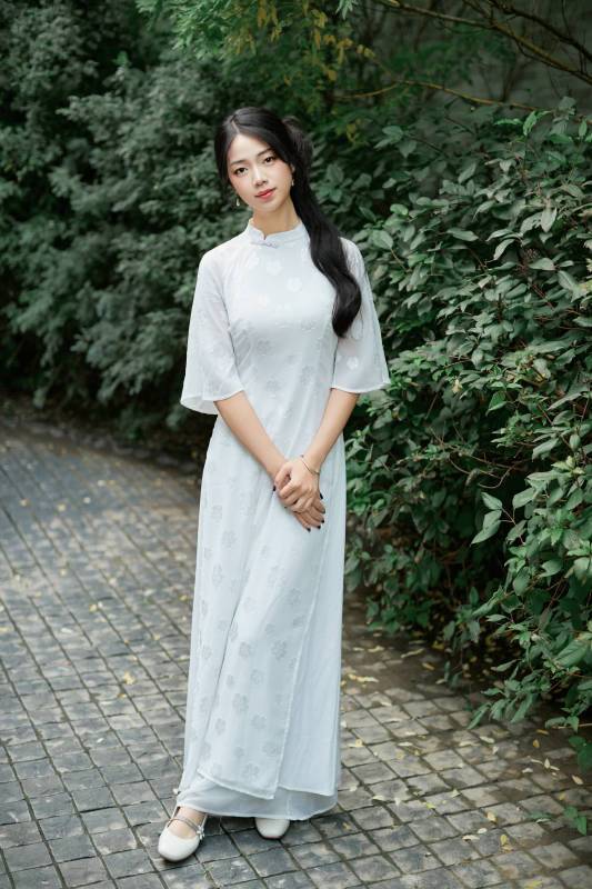 穿着民国风格旗袍的美女在古城游玩图片