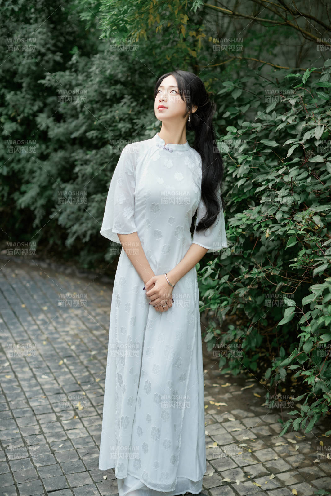 穿着民国风格旗袍的美女在古城游玩图片