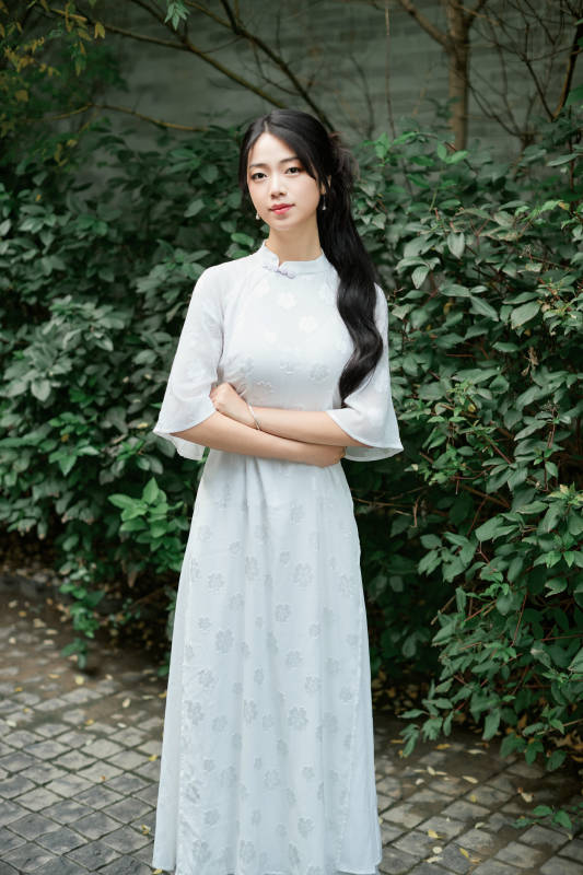 穿着民国风格旗袍的美女在古城游玩图片