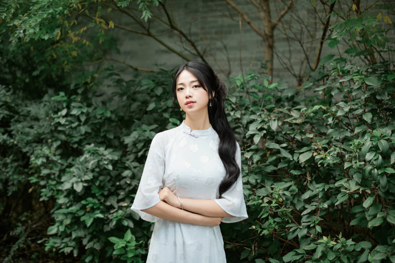 穿着民国风格旗袍的美女在古城游玩图片