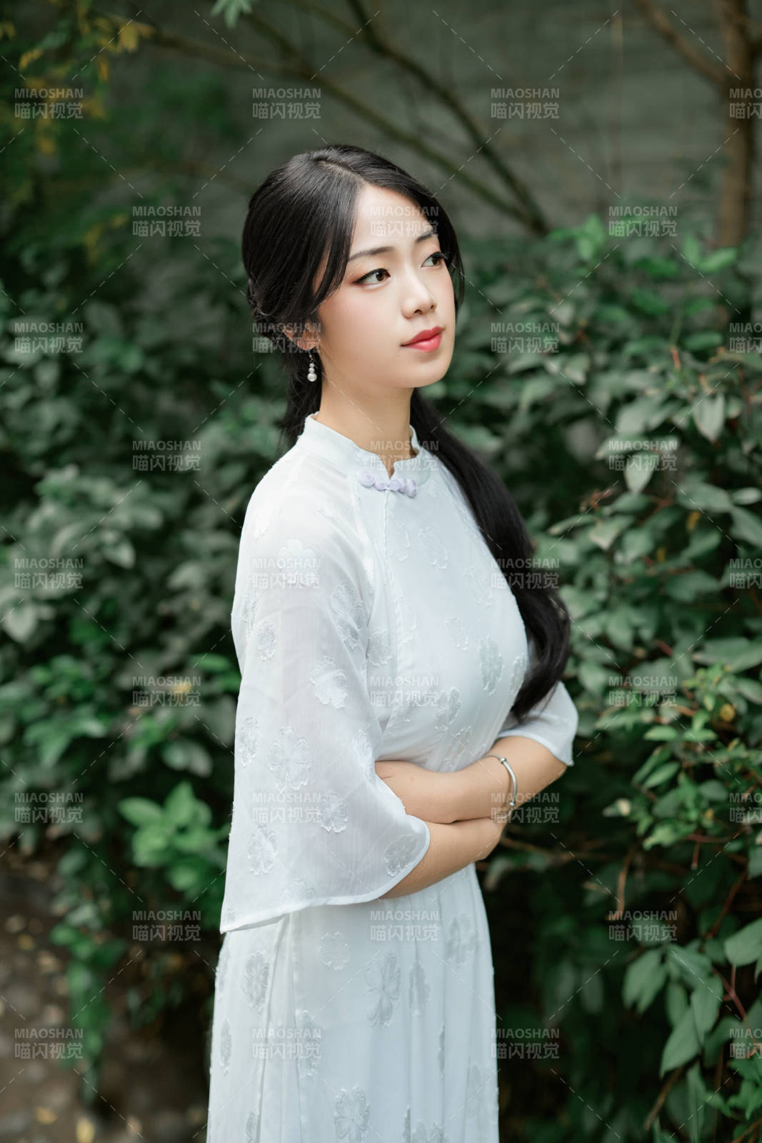 穿着民国风格旗袍的美女在古城游玩图片